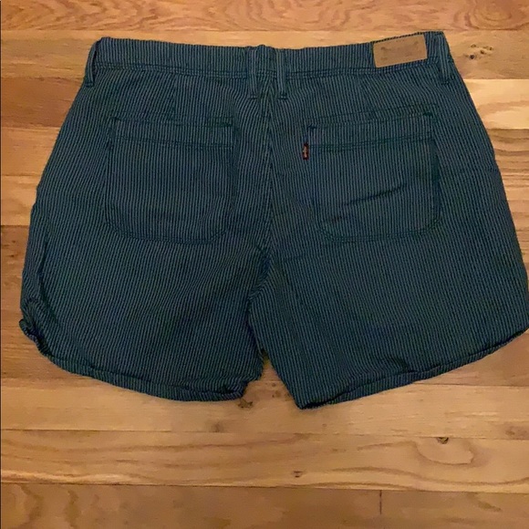 Size 30 waist Green Levi’s shorts - Picture 4 of 4
